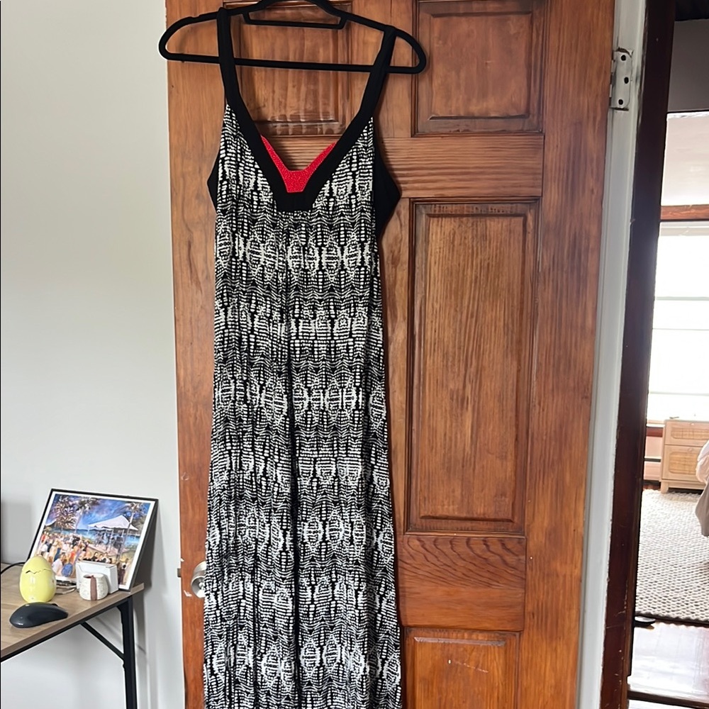 Vix Black and White Sleeveless Maxi Sundress